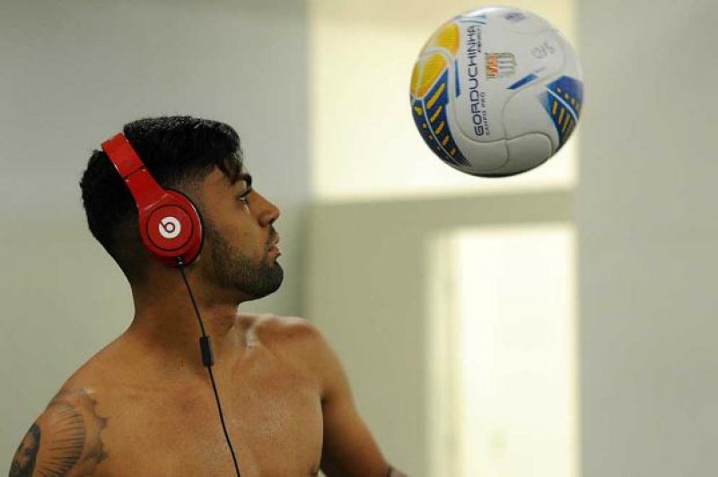 Suposto pivô da demissão de Enderson Moreira, Gabriel é elogiado por interino
