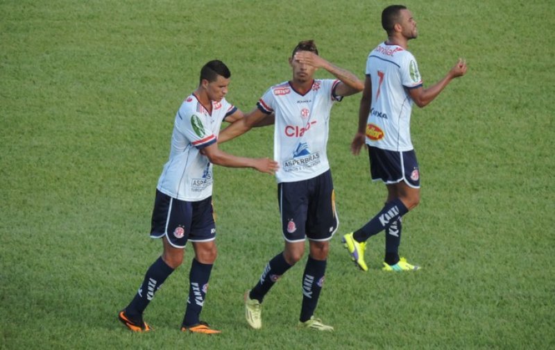 Crislan projeta pontos contra o Corinthians