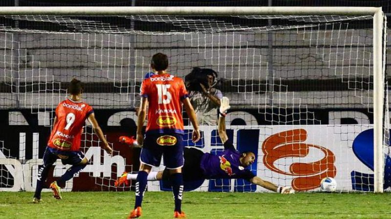 Crislan entra na mira do Santos