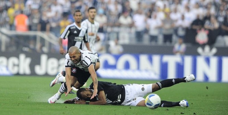 Arbitragem anula gol da Ponte, Timão melhora na etapa final, vence e avança