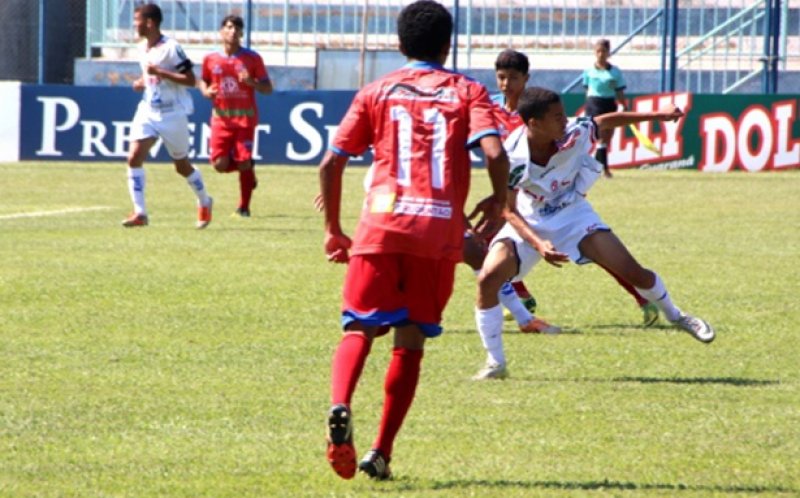 Categorias Sub-15 e 17 do Penapolense/SME goleiam