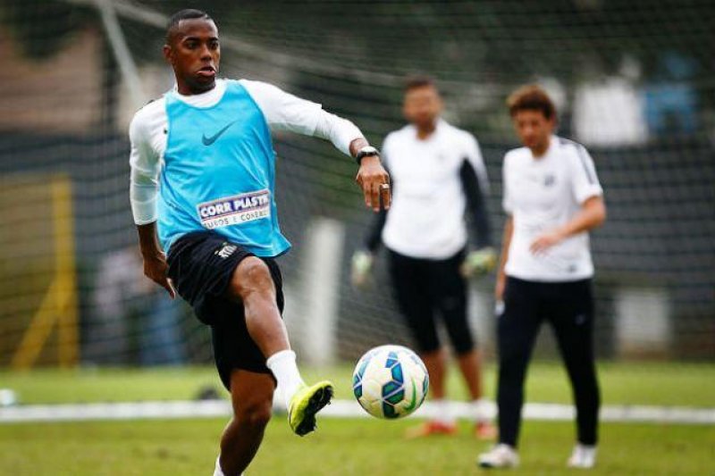 Robinho cobra diretoria e não descarta jogar em rivais