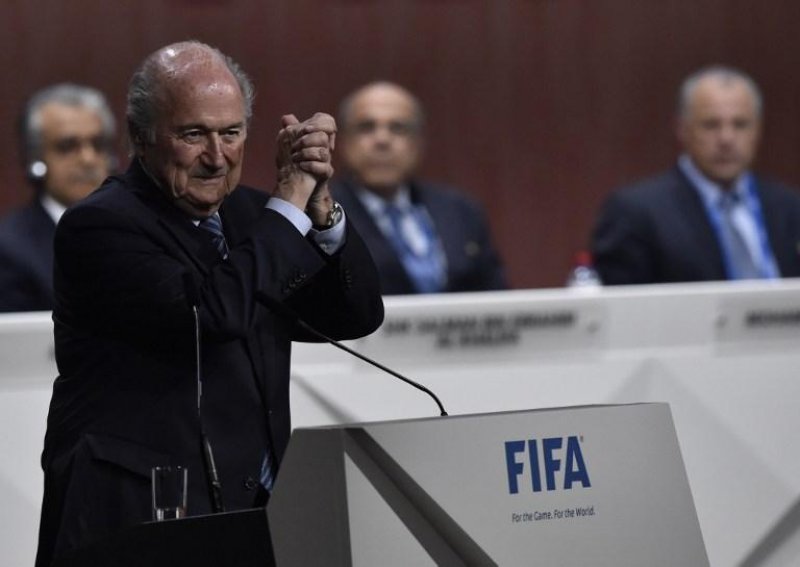 Fifa: Blatter resiste a escândalo e é reeleito