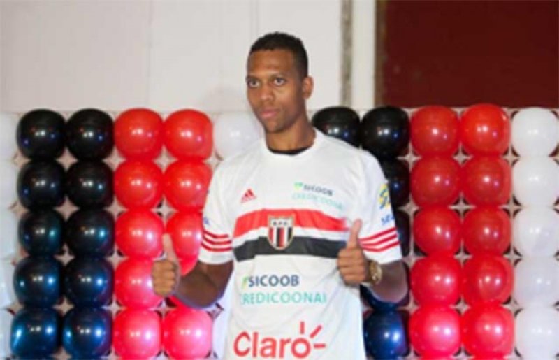 Luis Gustavo é contratado pelo Botafogo