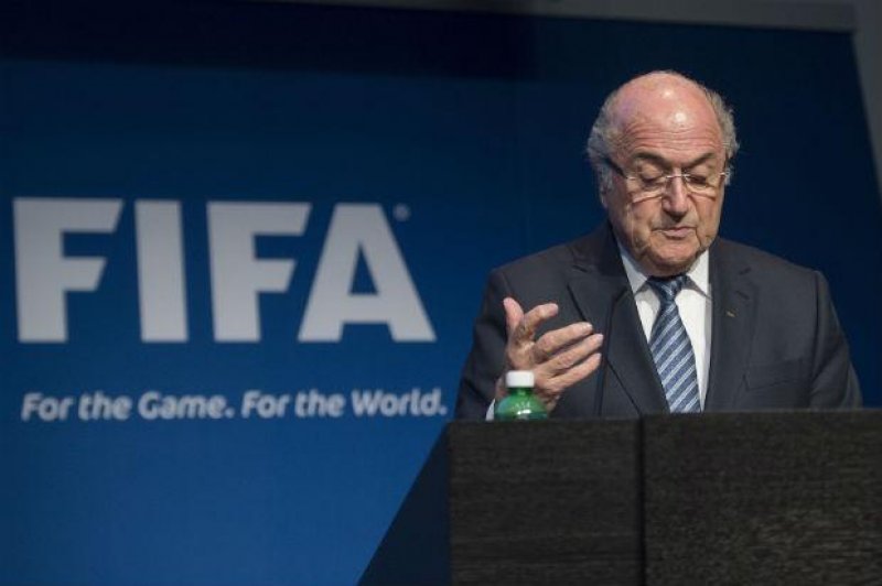 Sob suspeita, Blatter entrega cargo na Fifa