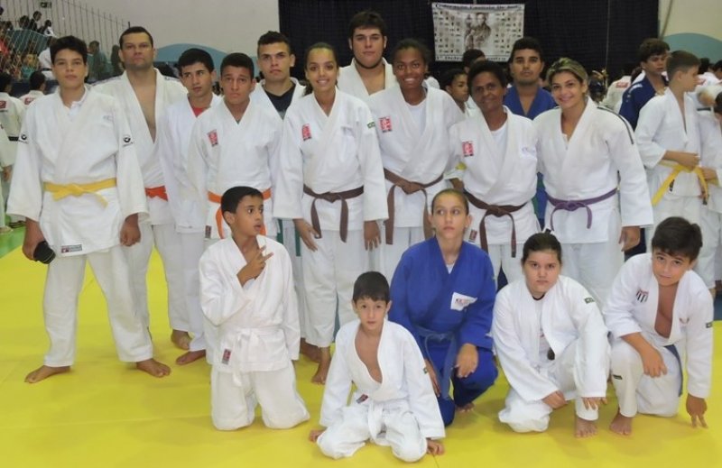 Karatê, judô e ciclismo participam de competições