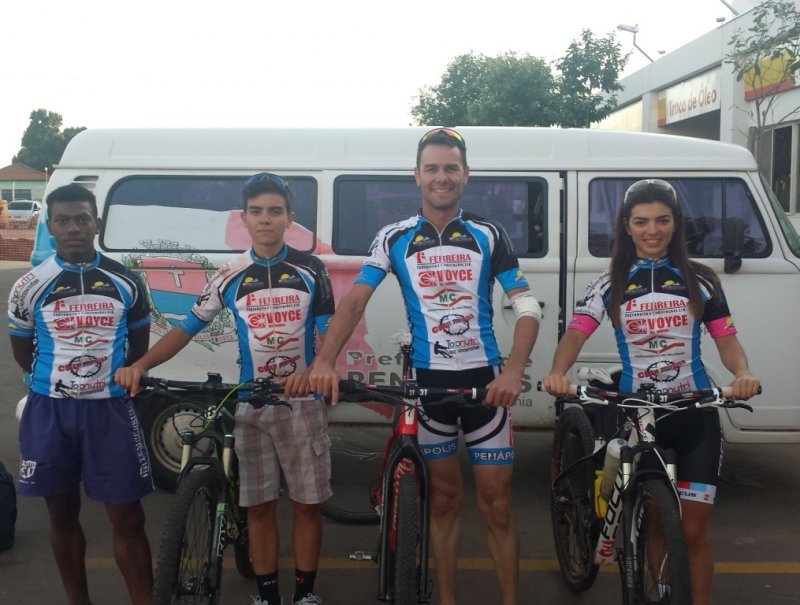 Ciclistas participam de competições regionais