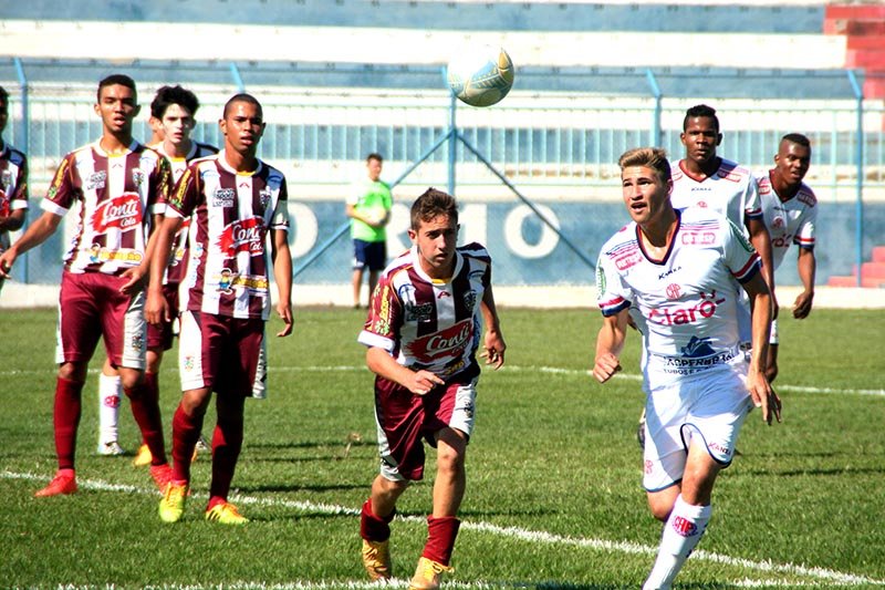 Sub-15 e 17 pegam o Osvaldo Cruz no Tenentão