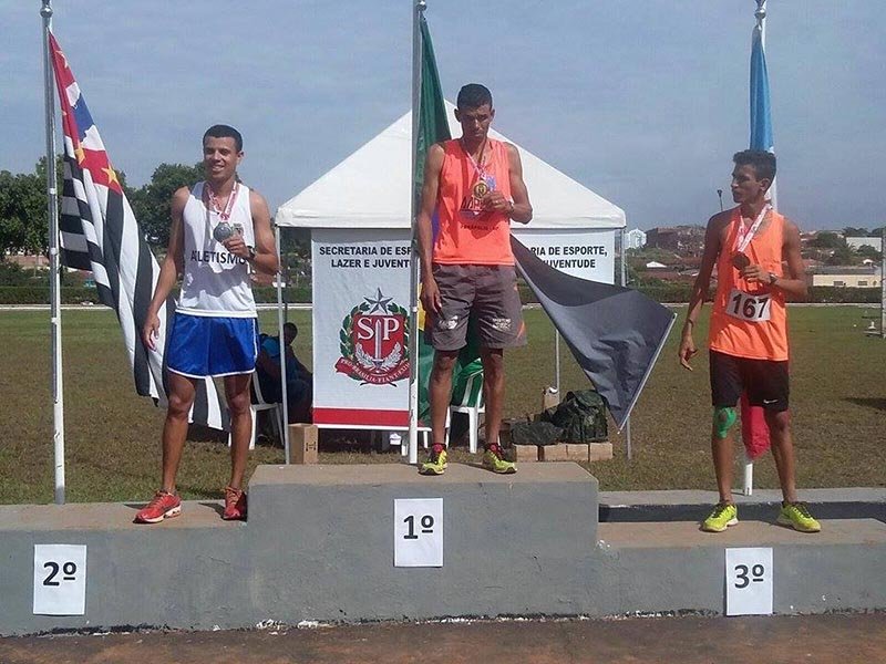 Mica conquista ouro nos 1.500 metros
