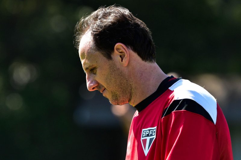 Rogério Ceni treina e pode voltar contra o Internacional