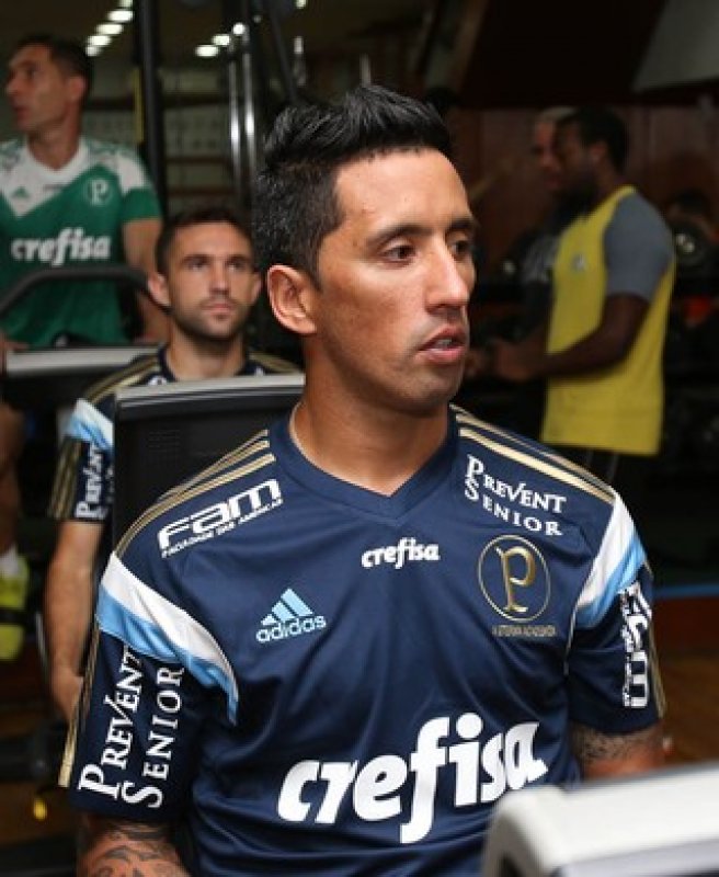 Com dúvidas em dois setores, Palmeiras terá Lucas Barrios titular contra o Grêmio
