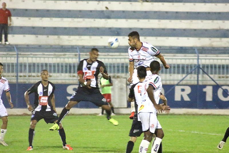Kobayashi comemora vitória e liderança