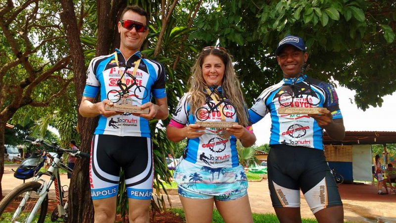 Atletas de montain bike competem em Cruzália