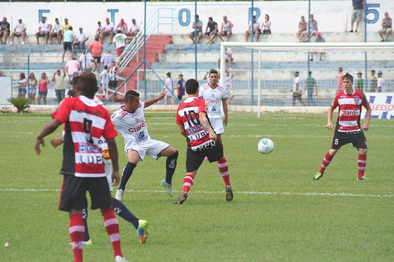 Penapolense vence e fica perto da final
