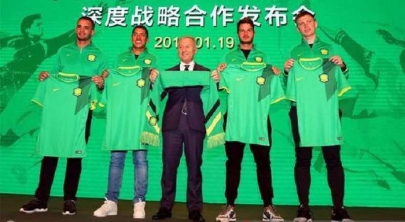 Renato Augusto e Ralf são apresentados na China