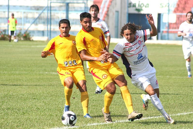 Penapolense vence e sai da zona de degola
