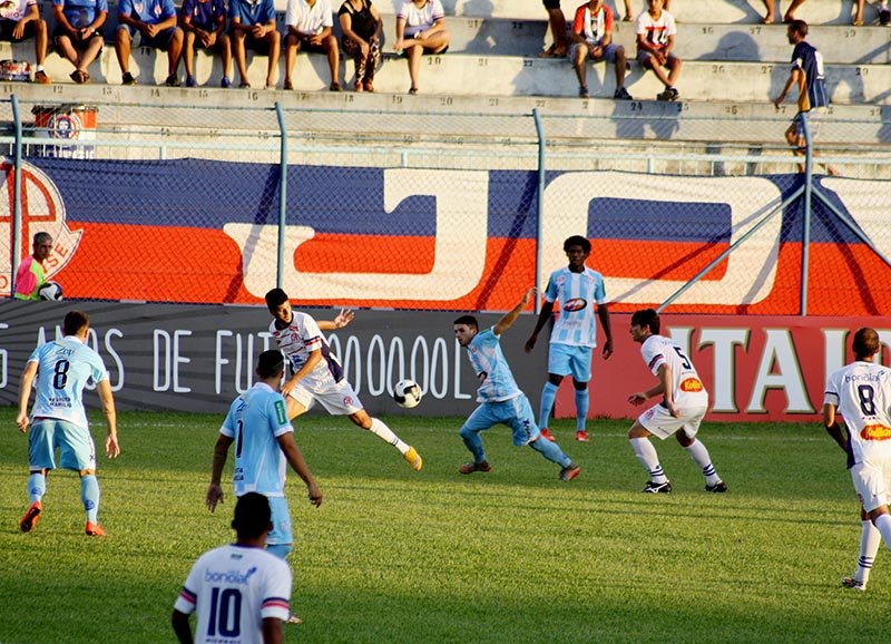 Penapolense vence e se aproxima do G-8