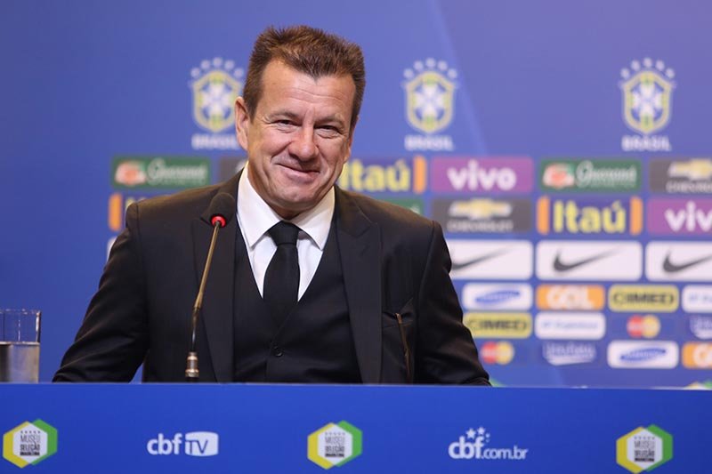 Dunga lembra jogadores na China em convocação da Seleção Brasileira