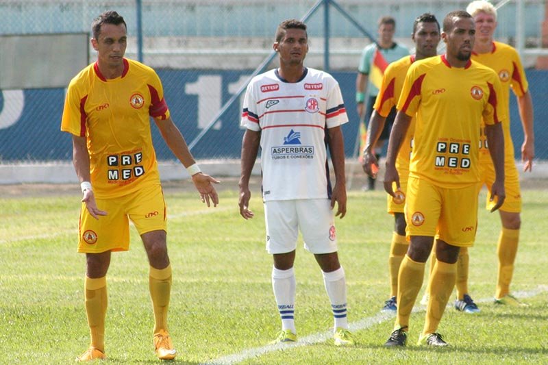 Evaristo Piza treina equipe para pegar o Rio Branco