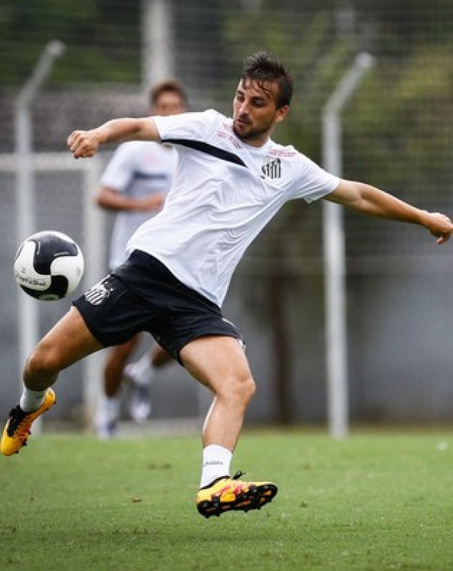 Dorival confirma Longuine na vaga de Lucas Lima
