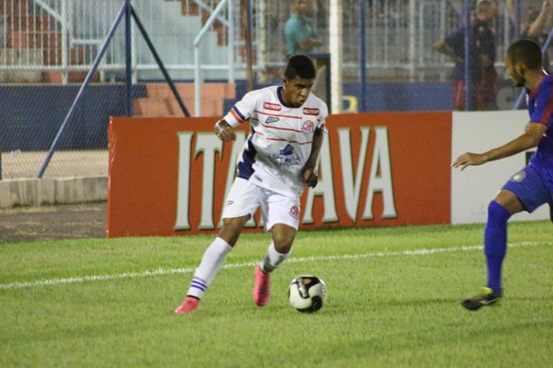 Penapolense vence e mantém esperanças