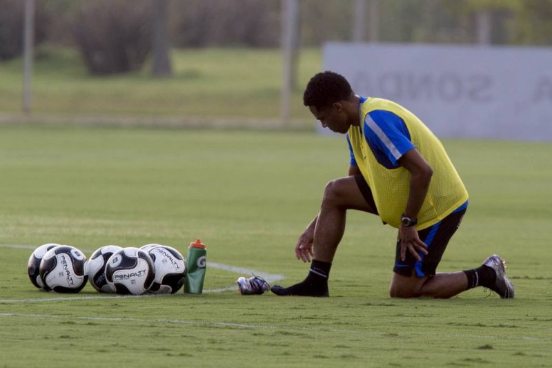 Elias fica mais perto de retorno ao Corinthians