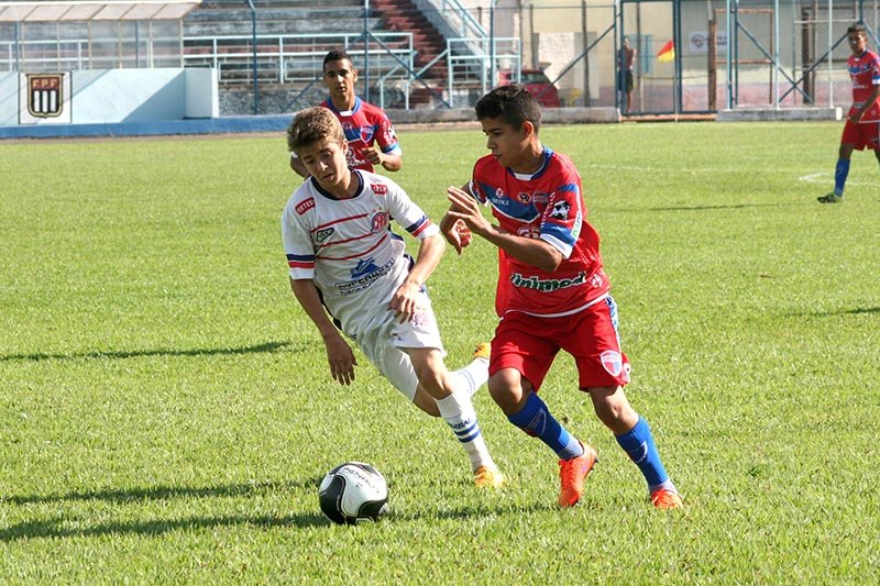 Sub-15 do Penapolense vence e Sub-17 empata