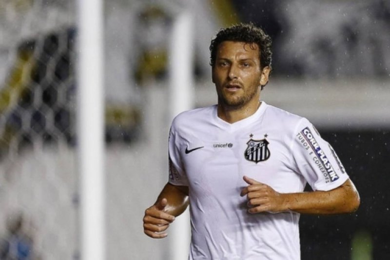 Leandrinho treina como titular e deve ganhar chance no Santos contra “xará”