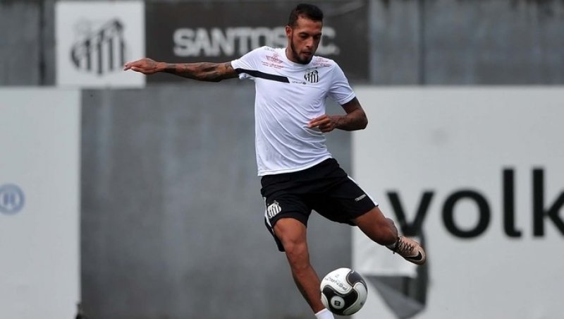 Santos treina com Longuine e Paulinho entre titulares para enfrentar o Figueira