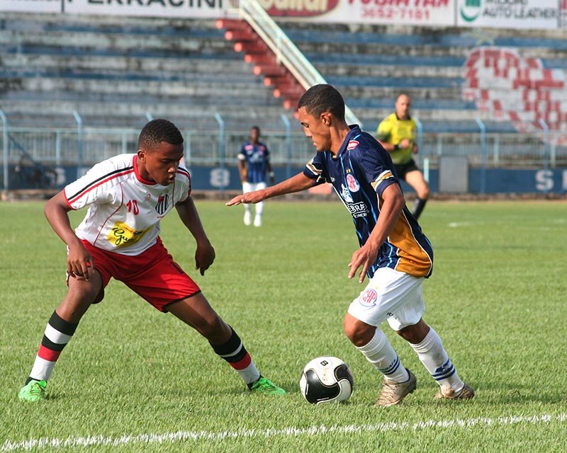 Sub-15 vence e assume liderança