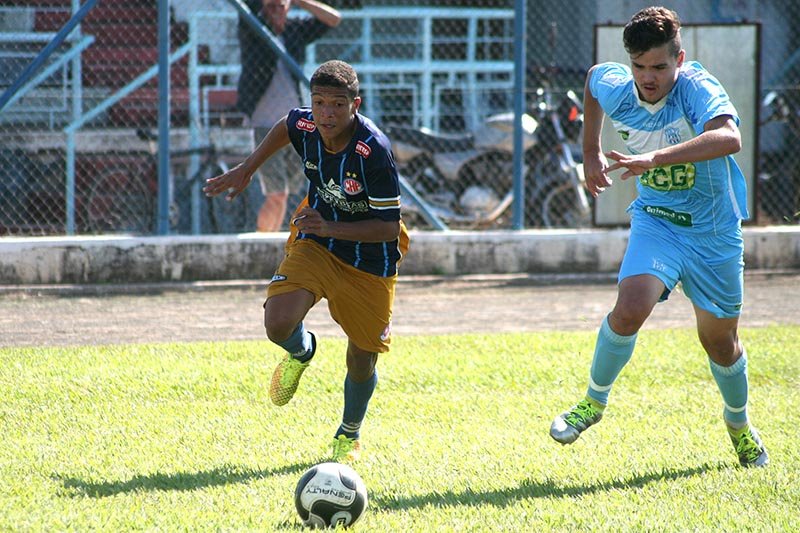 Futebol de base joga em Araçatuba