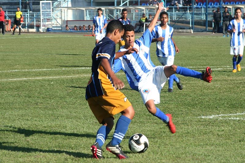 Sub-15 e 17 vencem e se classificam