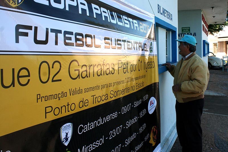 Começa troca de garrafas por ingressos