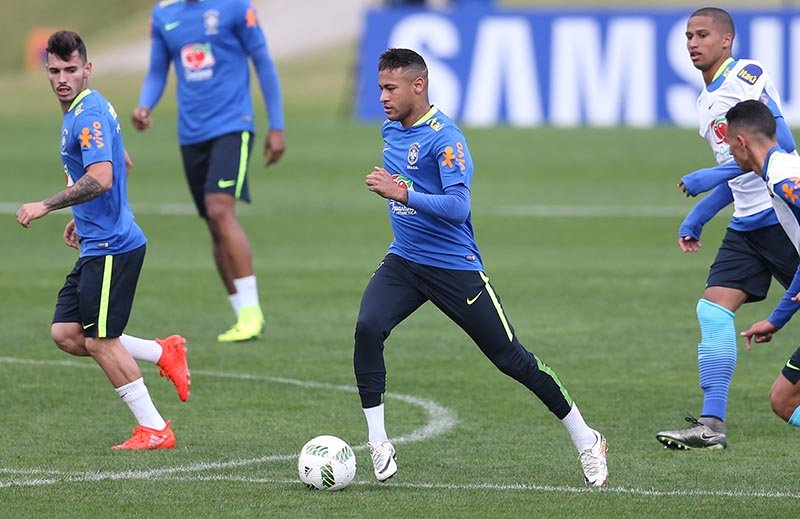 Em primeiro treino, Micale arma titulares com Gabriel Jesus, Gabigol e Neymar