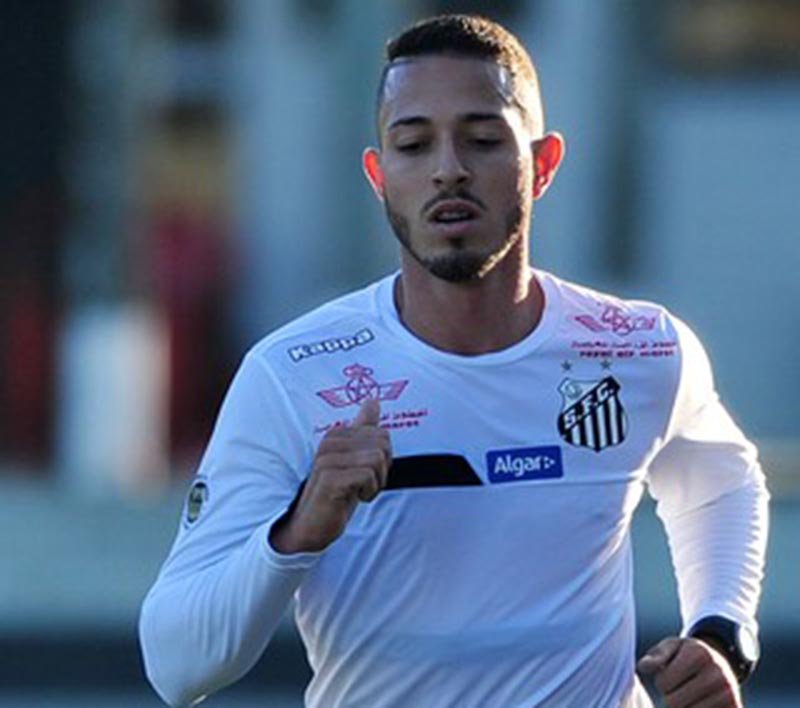 Jean Mota treina como titular e deve substituir Lucas Lima contra Flamengo