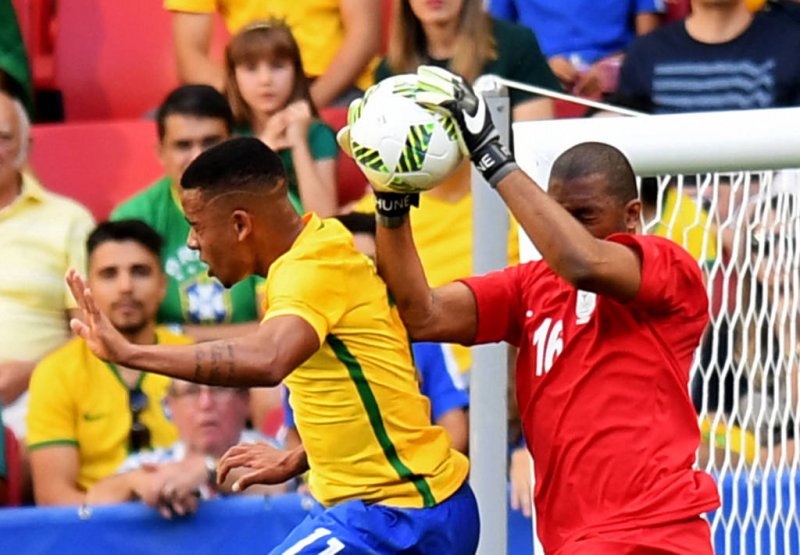 Com um jogador a mais, Brasil esbarra na África do Sul e estreia com 0 a 0