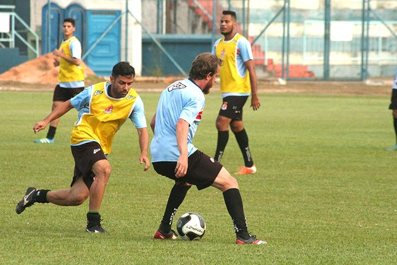 Para manter liderança, Penapolense visita o Marília