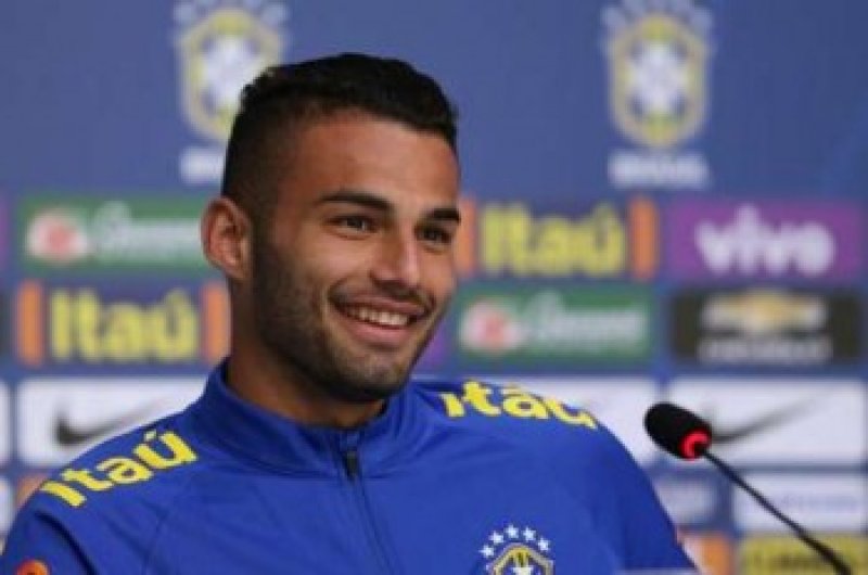 Micale prega conversa e evita mudanças na seleção