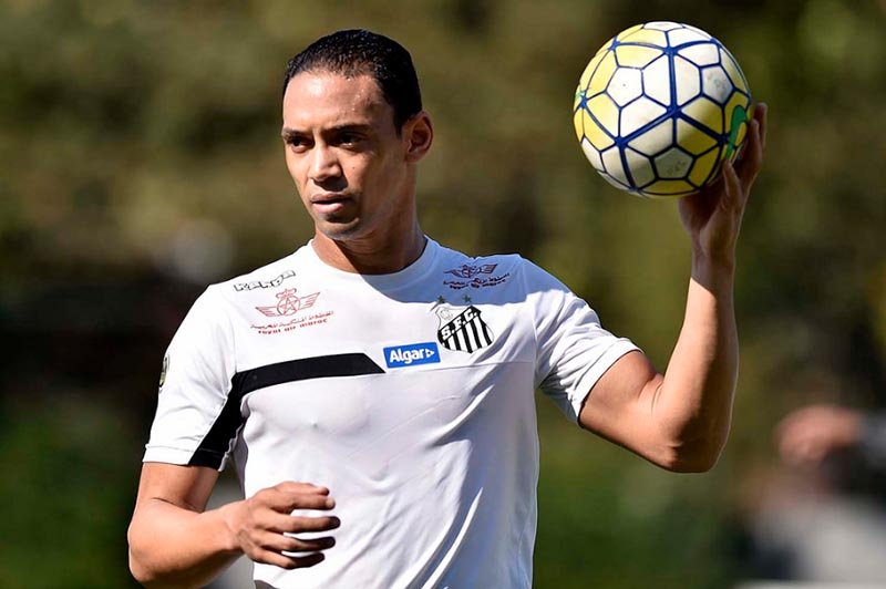 Ricardo Oliveira confirma “pendências”, mas diz confiar na diretoria do Santos