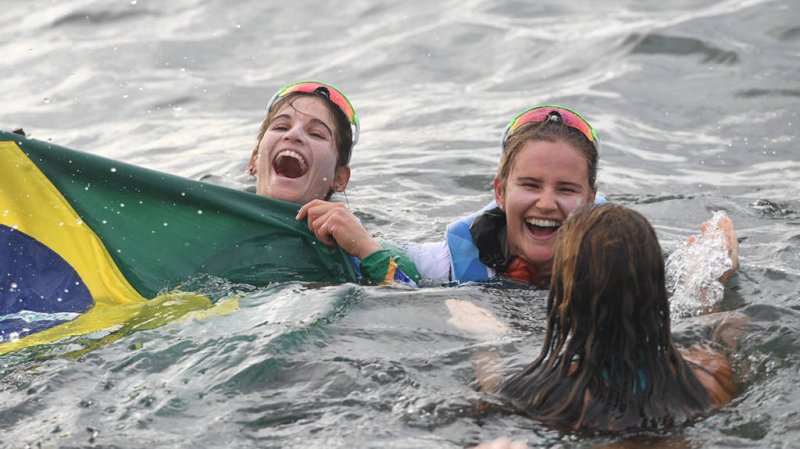 Martine Grael e Kahena Kunze conquistam medalha de ouro