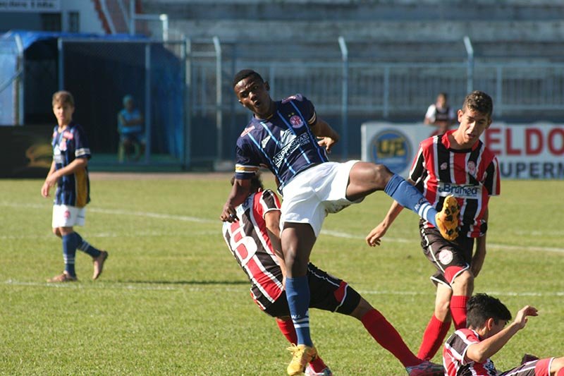 Penapolense Sub-15 vence e continua na briga por vaga