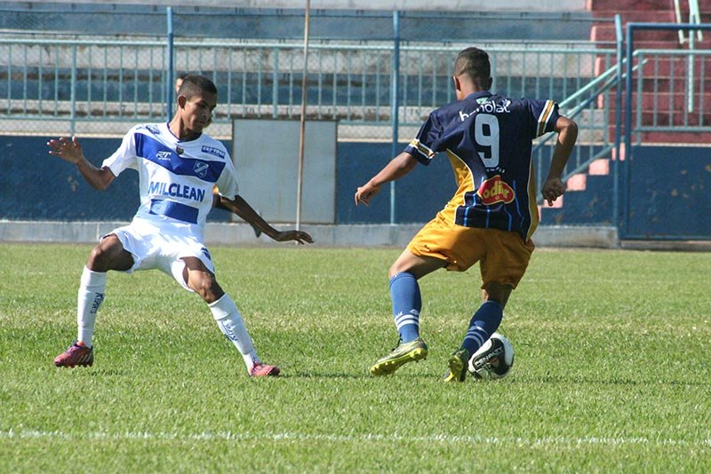 Sub-15 joga em Taubaté brigando por vaga