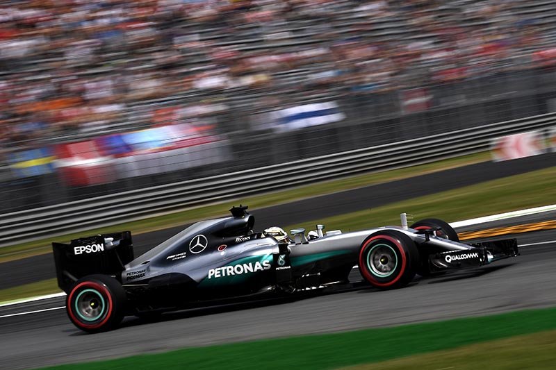 F-1: Hamilton mantém soberania, faz pole e iguala Senna