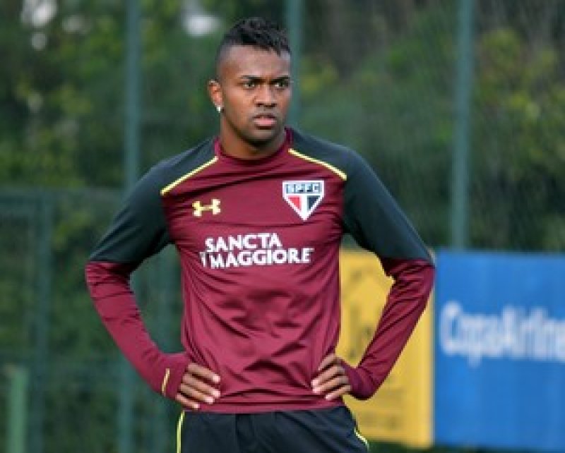 Michel Bastos sente dores no joelho e desfalca o São Paulo; Kelvin é dúvida