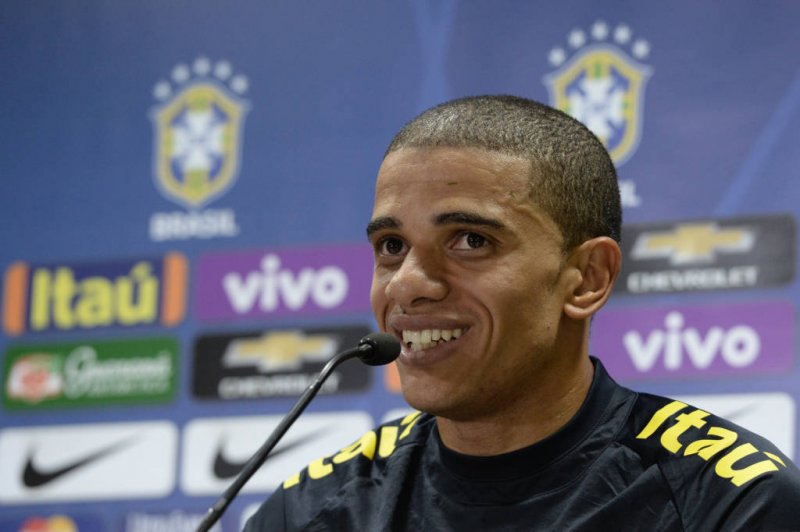 Com lesão na coxa, Douglas Costa é cortado e Tite convoca Taison