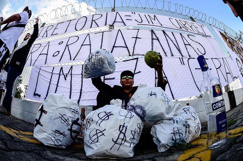 Após mais um jogo sem vitória, torcida protesta no CT do Timão