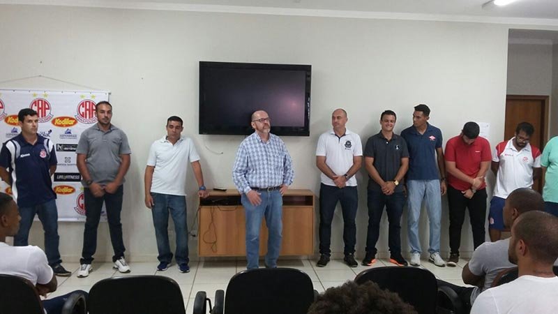 Jogadores chegam para a disputa da Série A-2