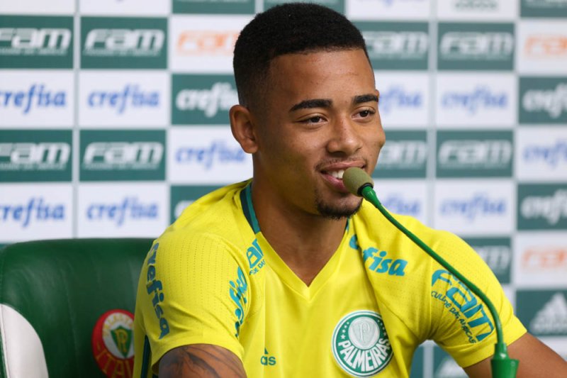 Jesus vira sócio-torcedor e contém emoção em despedida do Palmeiras