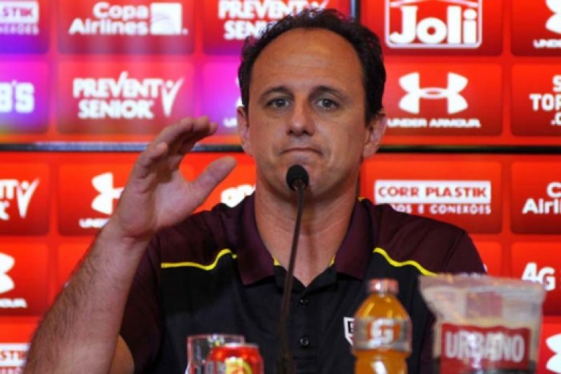 Rogério Ceni assume o comando do São Paulo