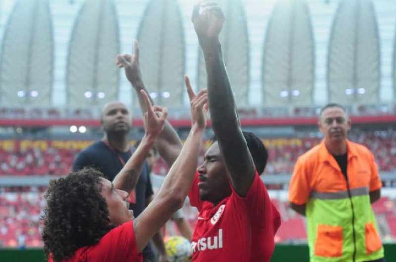 Internacional luta contra a degola e o Corinthians pela Libertadores